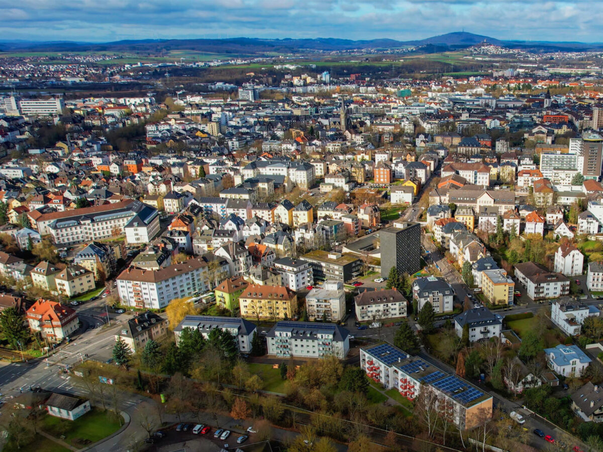 Luftaufnahme der Stadt Gießen, auf der die Stadtentwicklung zu sehen ist.
