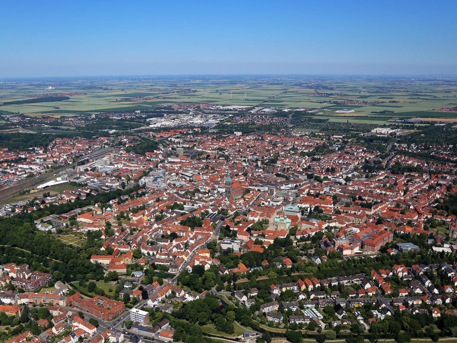 Bild zum Beitrag Stadtentwicklung in Hildesheim zeigt die Stadt aus der Luft.