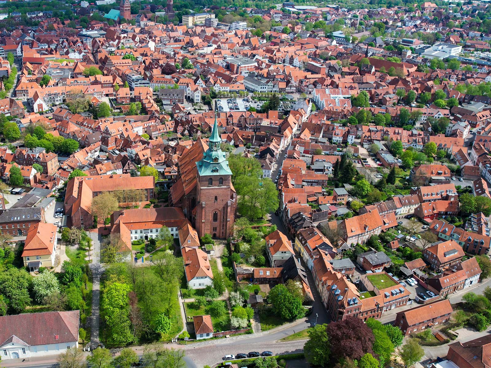 Das Bild zum Beitrag Stadtentwicklung in Lüneburg zeigt die Stadt aus der Luft.