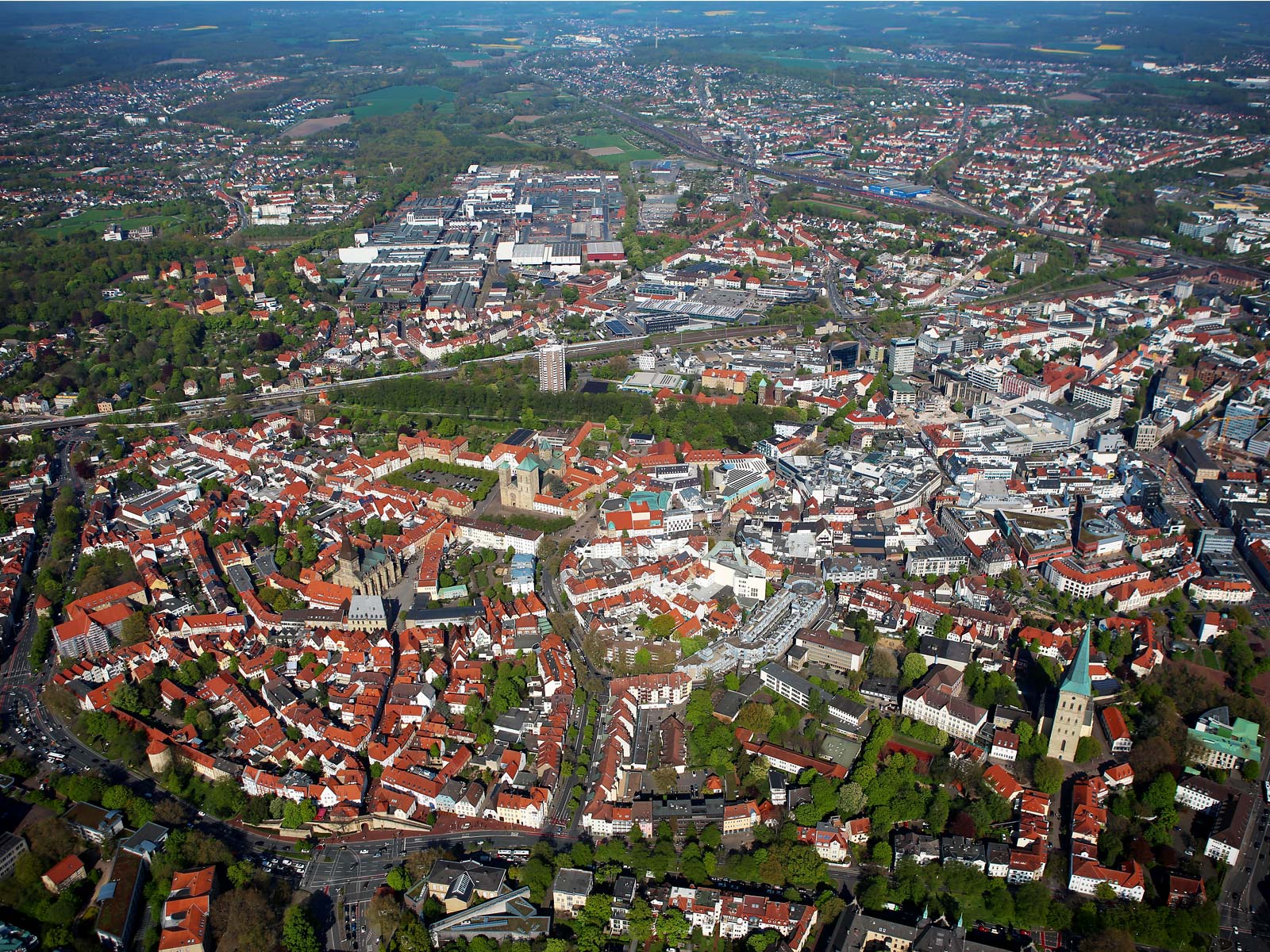 Luftaufnahme von Osnabrück, auf der die Stadtentwicklung zu sehen ist.