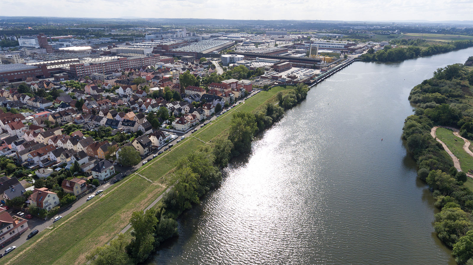 Titelbild zum Beitrag Standentwicklung in Rüsselsheim: Drohnenaufnahme der Stadt