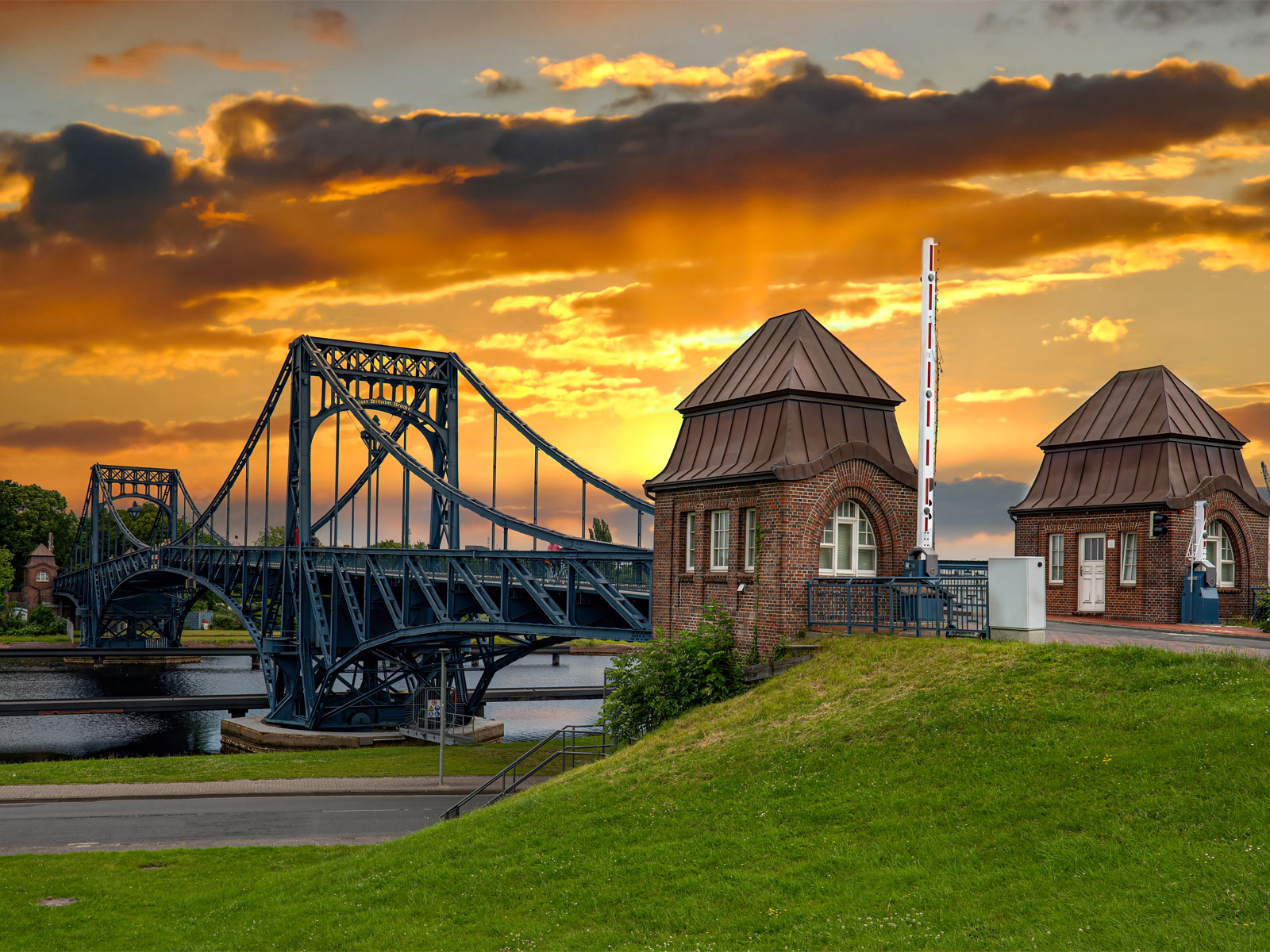 Das Bild zum Beitrag Stadtentwicklung in Wilhelmshaven zeigt die Kaiser-Wilhelm-Brücke bei Sonnenuntergang.