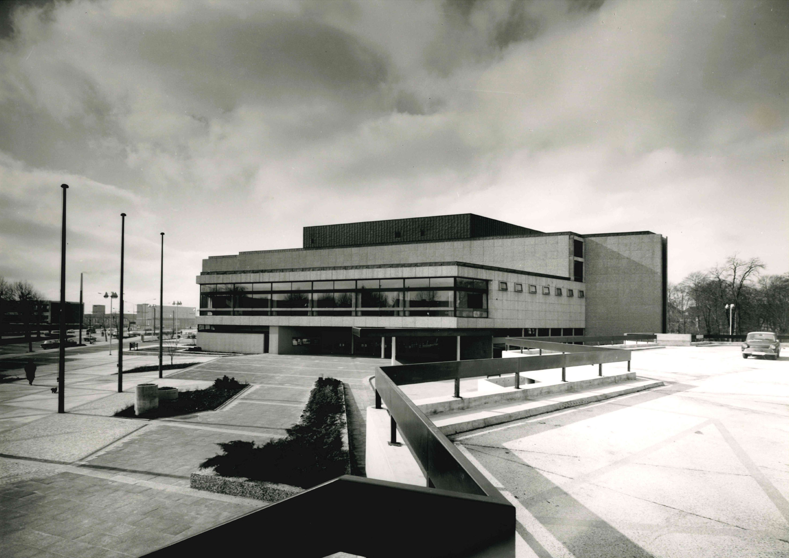 Schwarz/weiß Foto der Stadthalle in Braunschweig vor der Sanierung