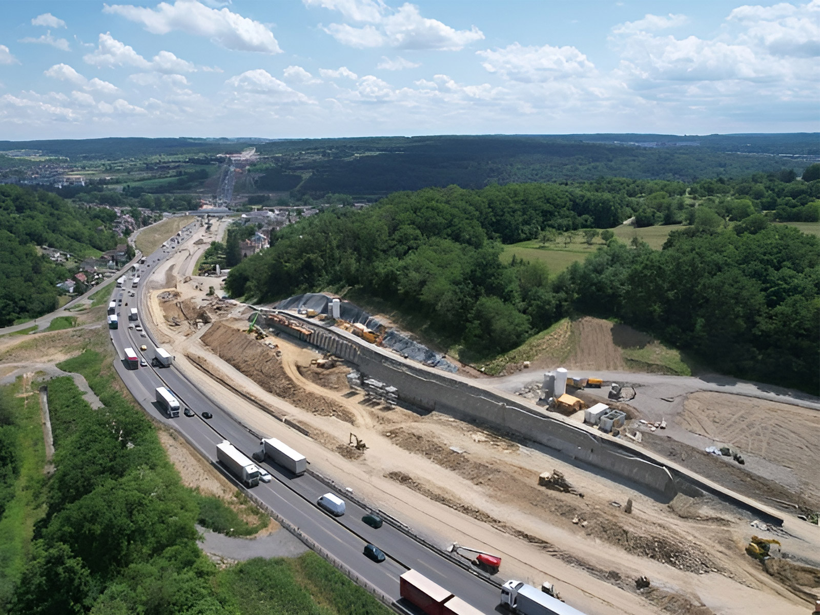 Baustelle auf der A8 bei Pforzheim an einem sonnigen Tag. STRABAG Bauprojekt erhält das DGNB Vorzertifikat "nachhaltige Baustelle".