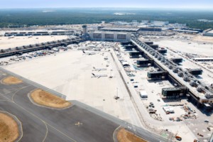 Helikopteraufnahme des gesamten Terminal 3 am Flughafen F rankfurt