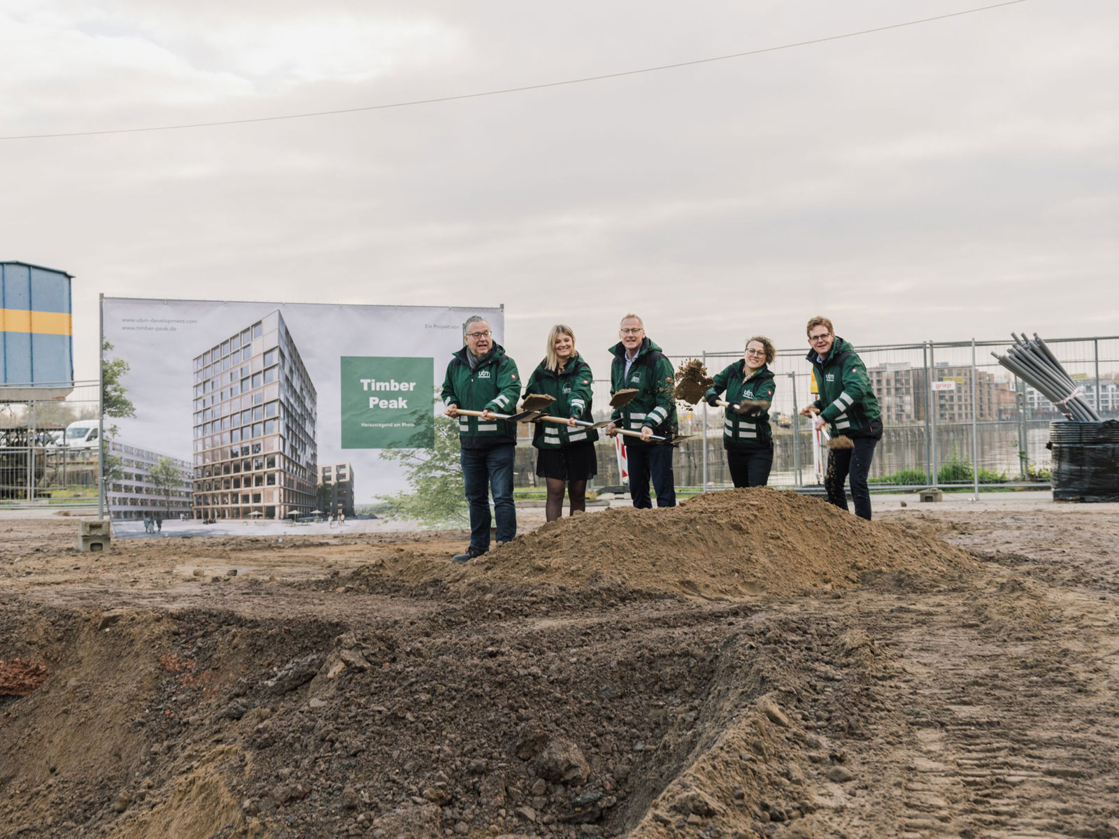 5 Personen führen den symbolischen Spatenstich für das Bauprojekt Timber Peak in Mainz durch.