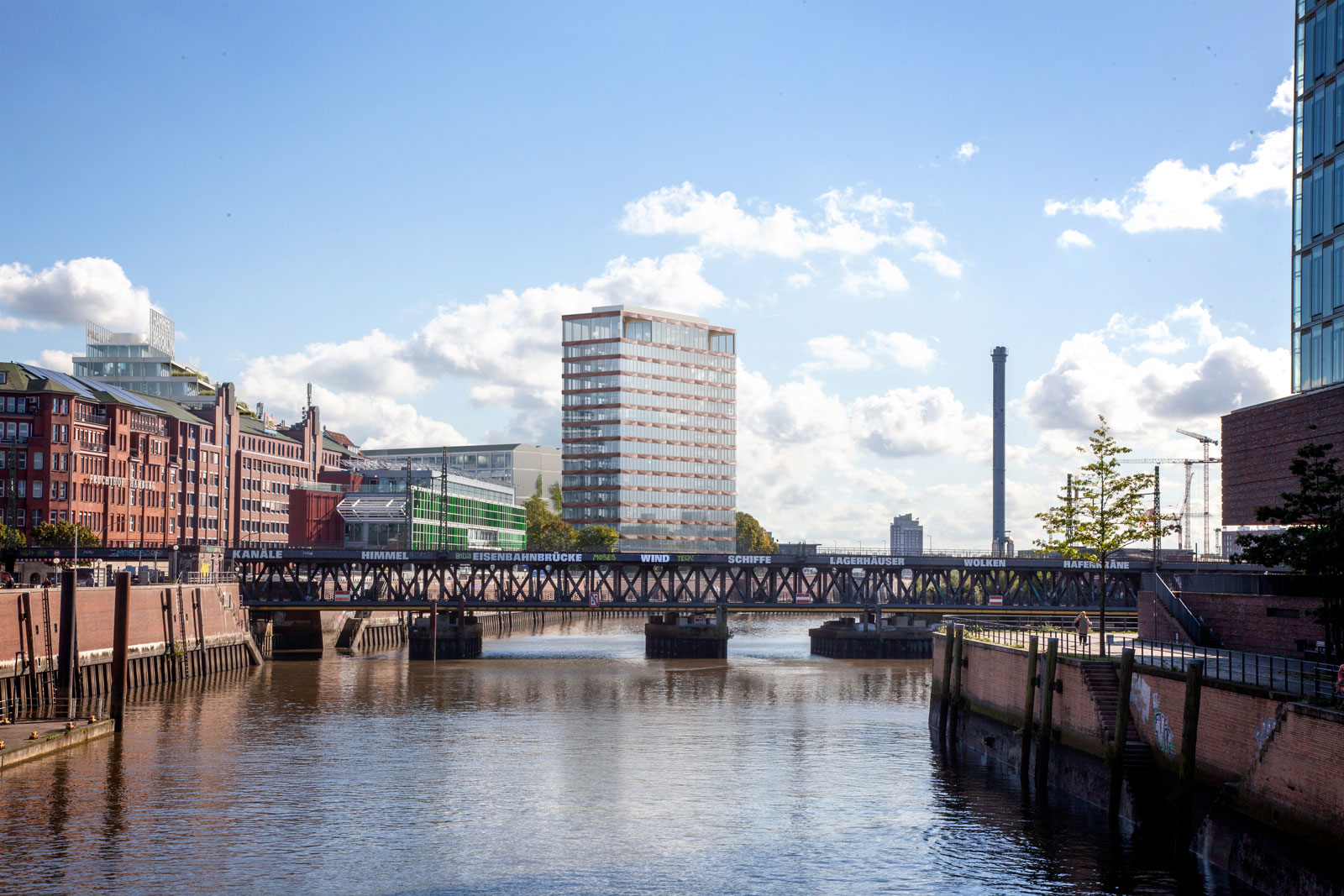 Visualisierung des Treetop Tower in Hamburg. Blick vom Fluss, über den eine Brücke führt. Dahinter schießt der Wohntower in die Höhe.