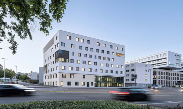 Außenaufnahme: Tumorzentrum Eva Mayr-Stihl des Stuttgart Cancer Center. Rechteckiges Gebäude mit Flachdach und weißer Fassade.