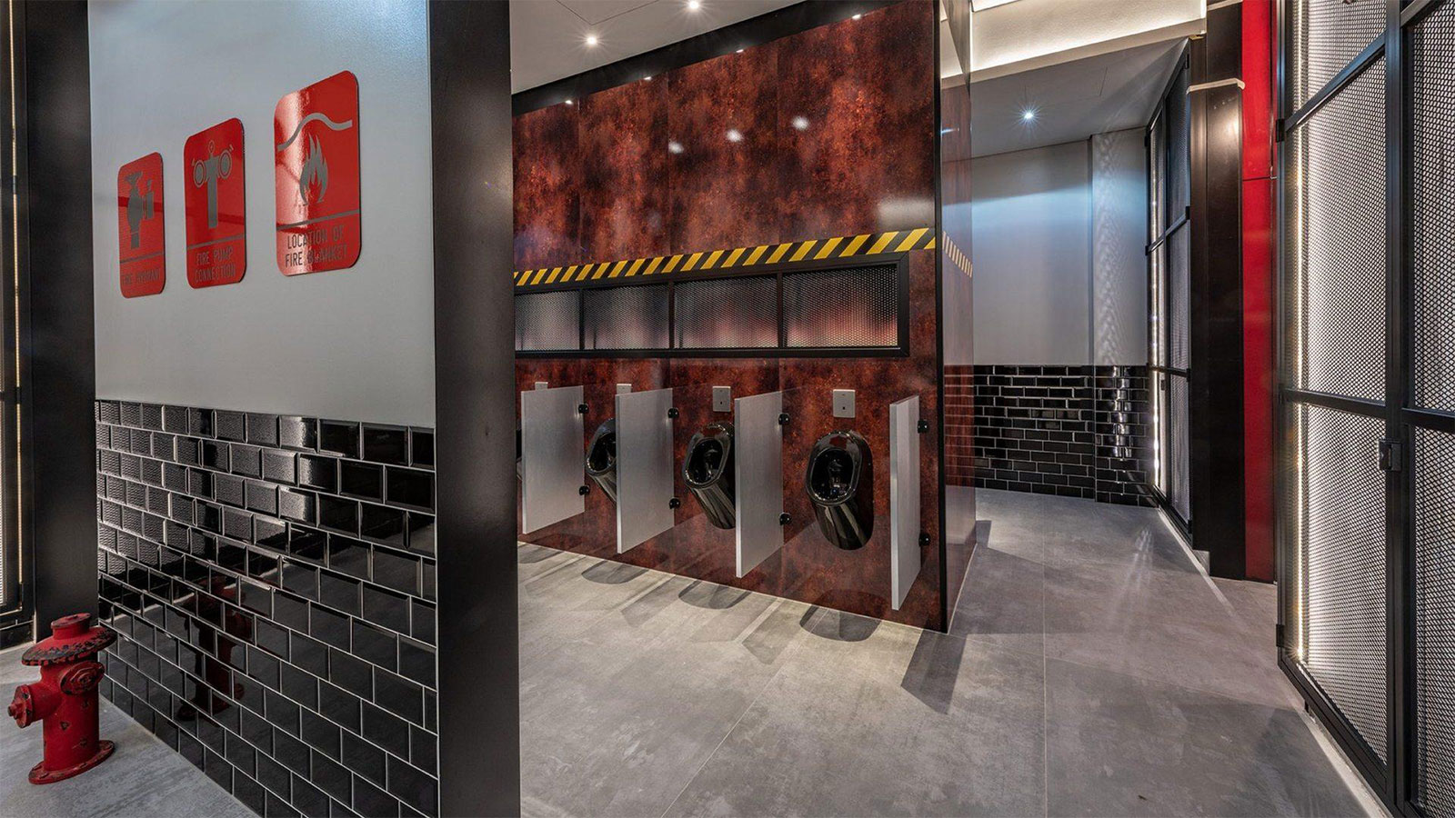Trennwände unterteilen eine Großraumtoilette