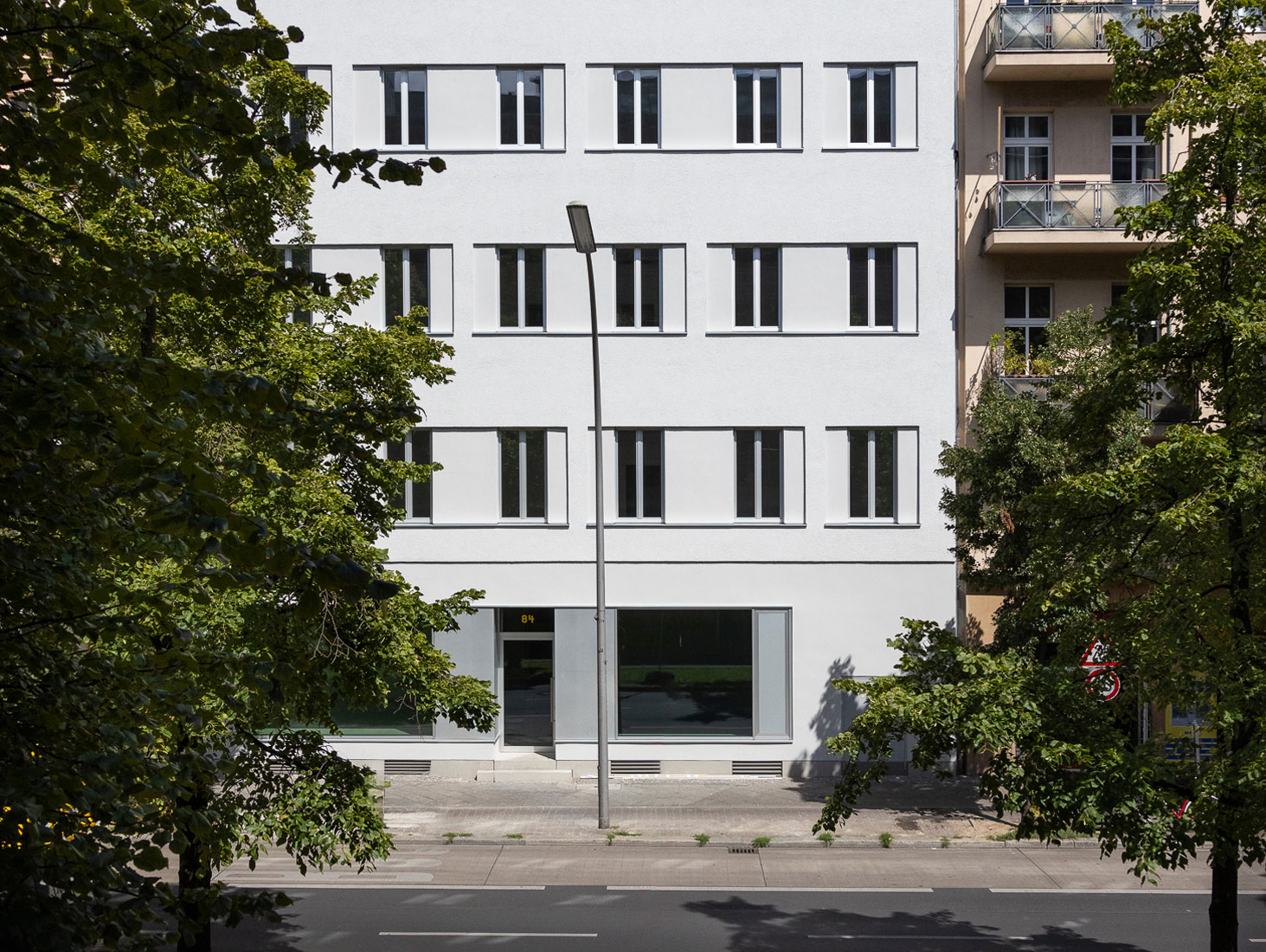 Außenfassade in weiß: URBN WORX in Berlin