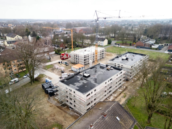 Luftaufnahme der drei Neubaugebäude von VIVAWEST an der Zillestraße in Oer-Erkenschwick.