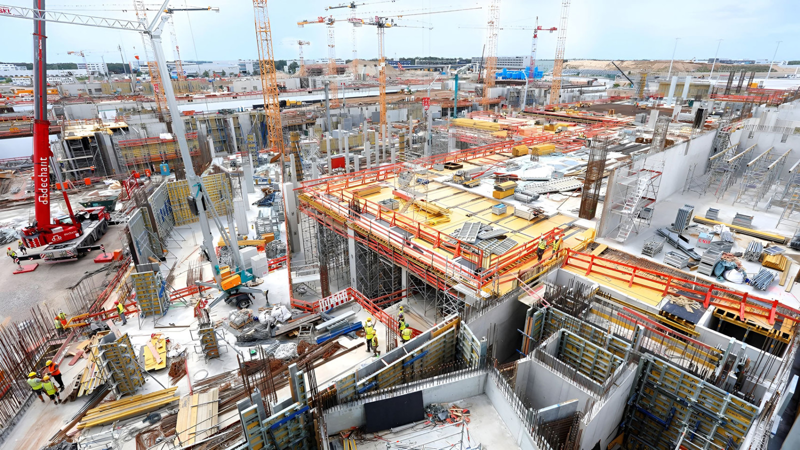 Großbaustelle der VÖSSING Ingenieurgesellschaft von oben: Bau der Erdgeschosse mehrerer Gebäude