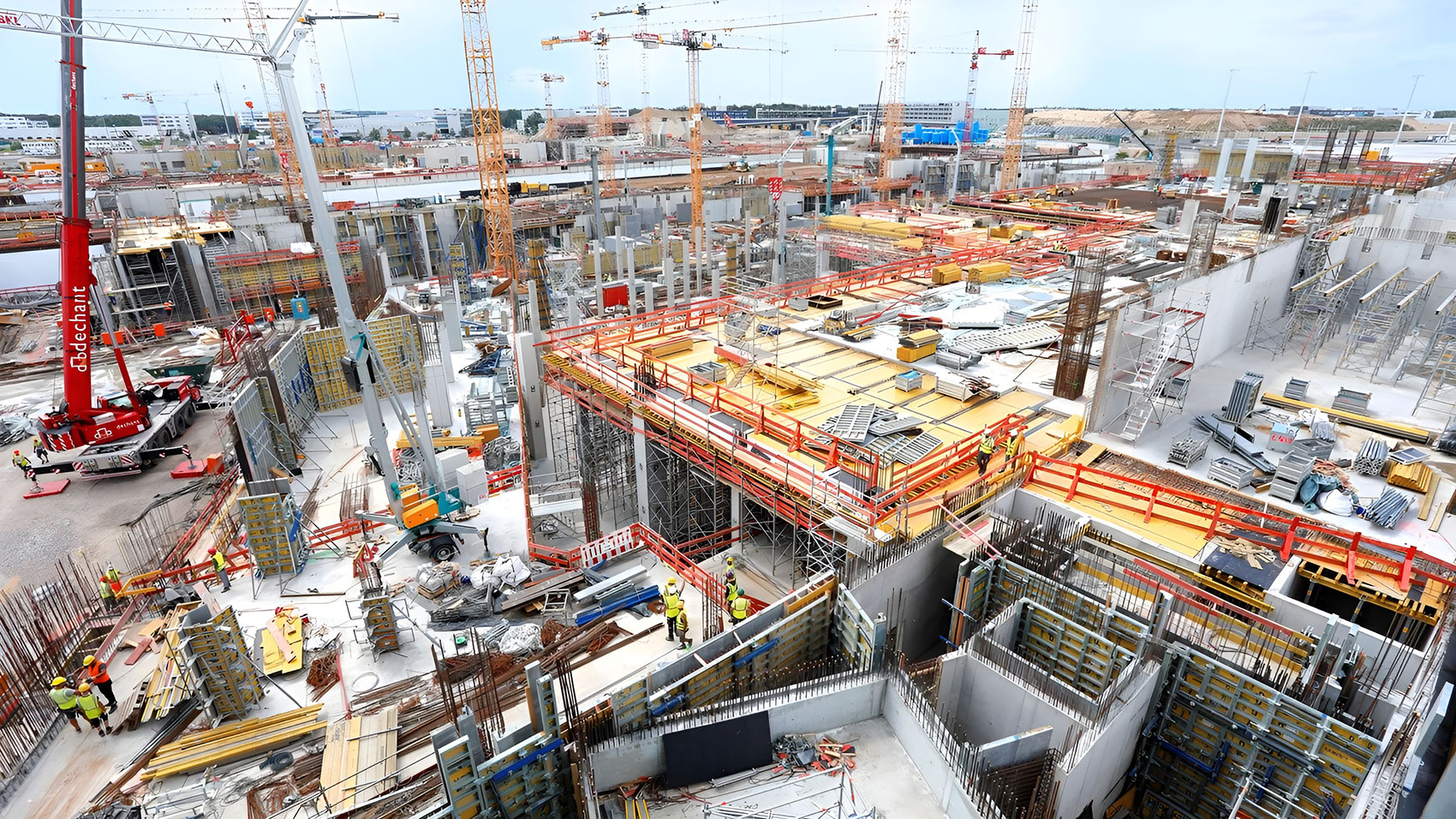 Großbaustelle der VÖSSING Ingenieurgesellschaft von oben: Bau der Erdgeschosse mehrerer Gebäude