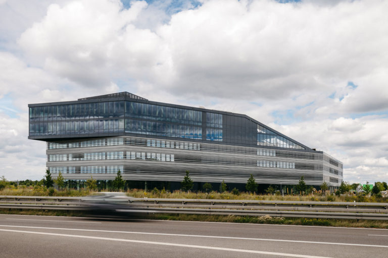 Weitblick 1.7 im Innovationspark Augsburg ist ein massiver Baukörper, der auf der einen Seite empor steigt, während die Höhe auf der anderen Seite abnimmt.