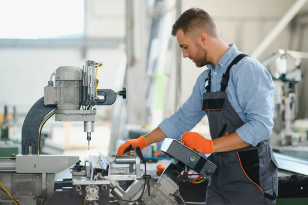 Werkzeugmechaniker (einer der bestbezahlten Handwerksberufe) bei der Arbeit