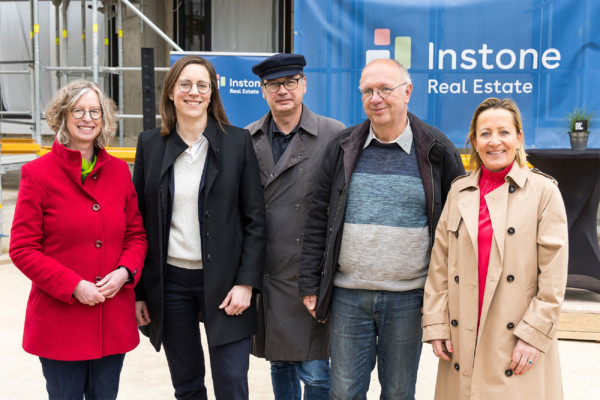 Bild von Bürgermeisterin Nicole Unterseh, Instone-Niederlassungsleiterin Anna Rzymelka, Bezirksbürgermeister Jochen Reeh-Schall, Stadtverordneter Rolf Beu und stellvertretende Bezirksbürgermeisterin Nicole Bonnie (v.l.n.r.)