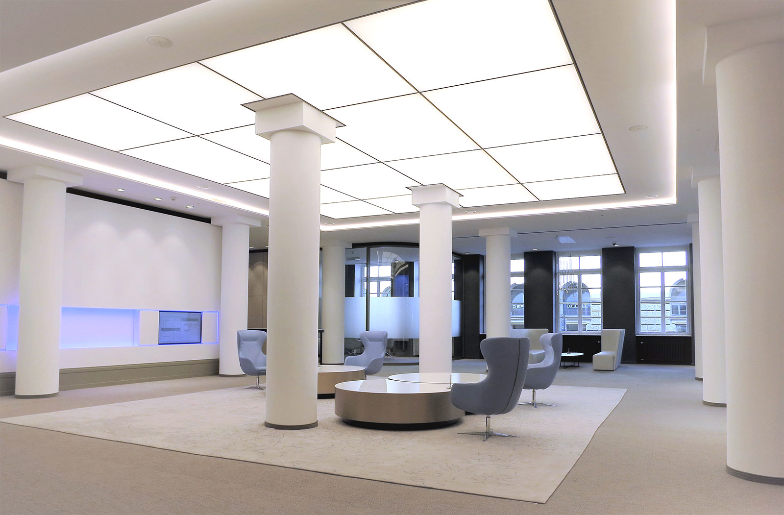 Volksbank Wiesbaden nach dem Umbau von innen: Runde Säulen, helles und modernes Design.