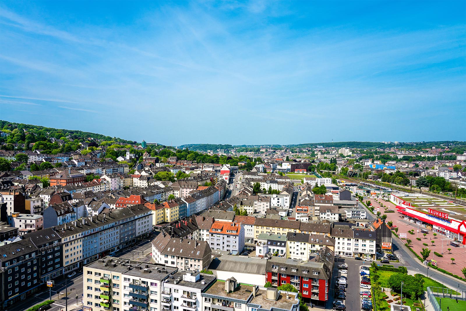 Bild zum Beitrag Stadtentwicklung von Wuppertal: Blick über die Stadt mit bergen im Hintergrund