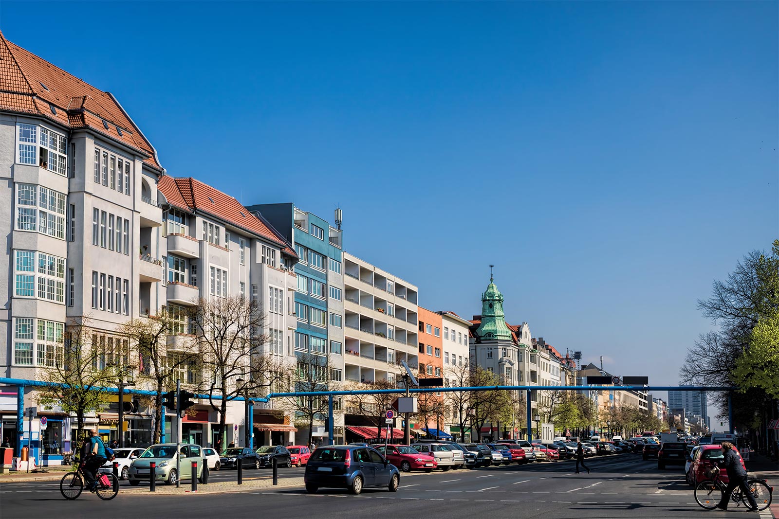 Eine Hauptstraße mit vielen verschiedenen mehrstöckigen Wohnhäusern
