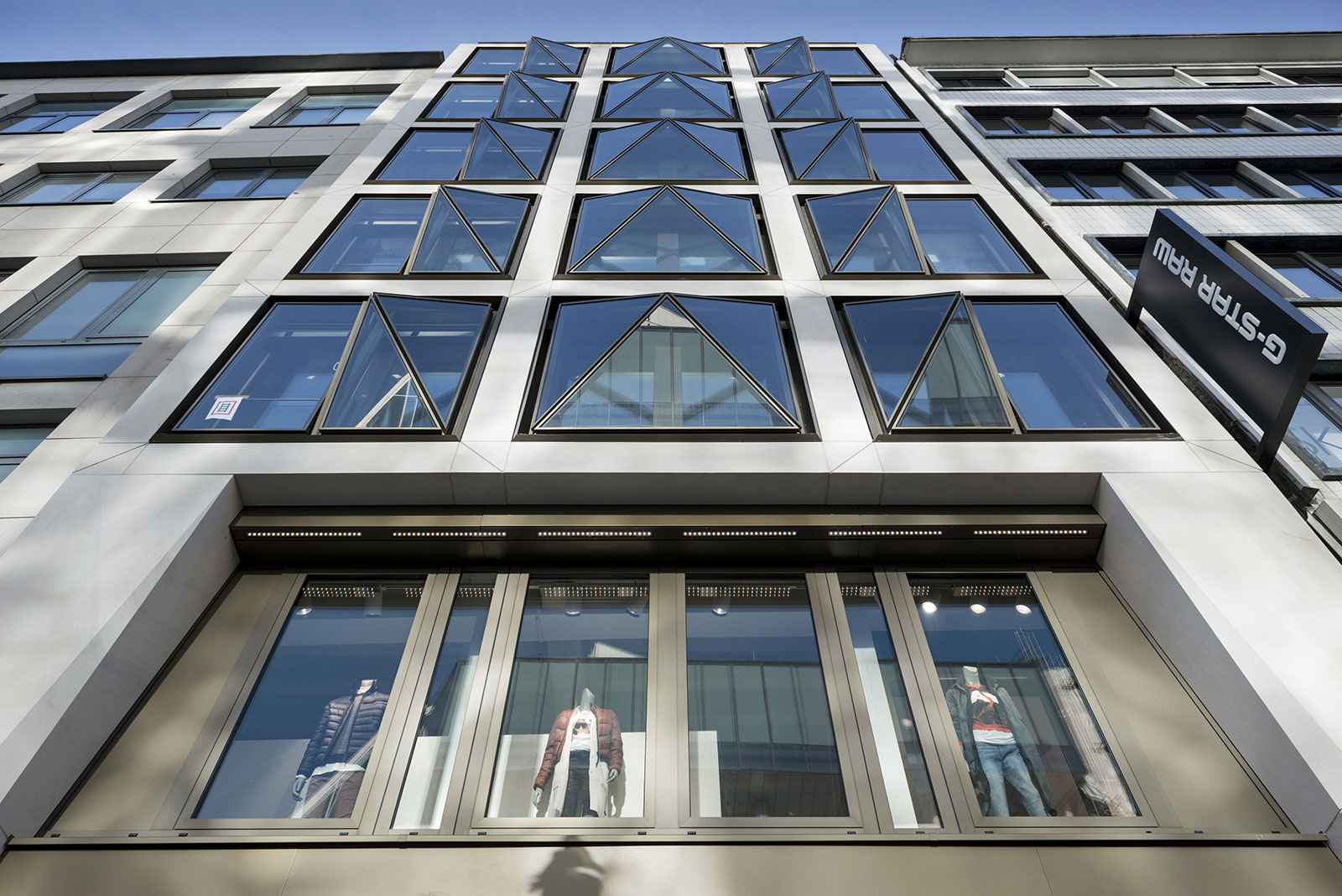 Fassade des Ärztehauses Zeil 111 in Frankfurt, Ansicht von unten.