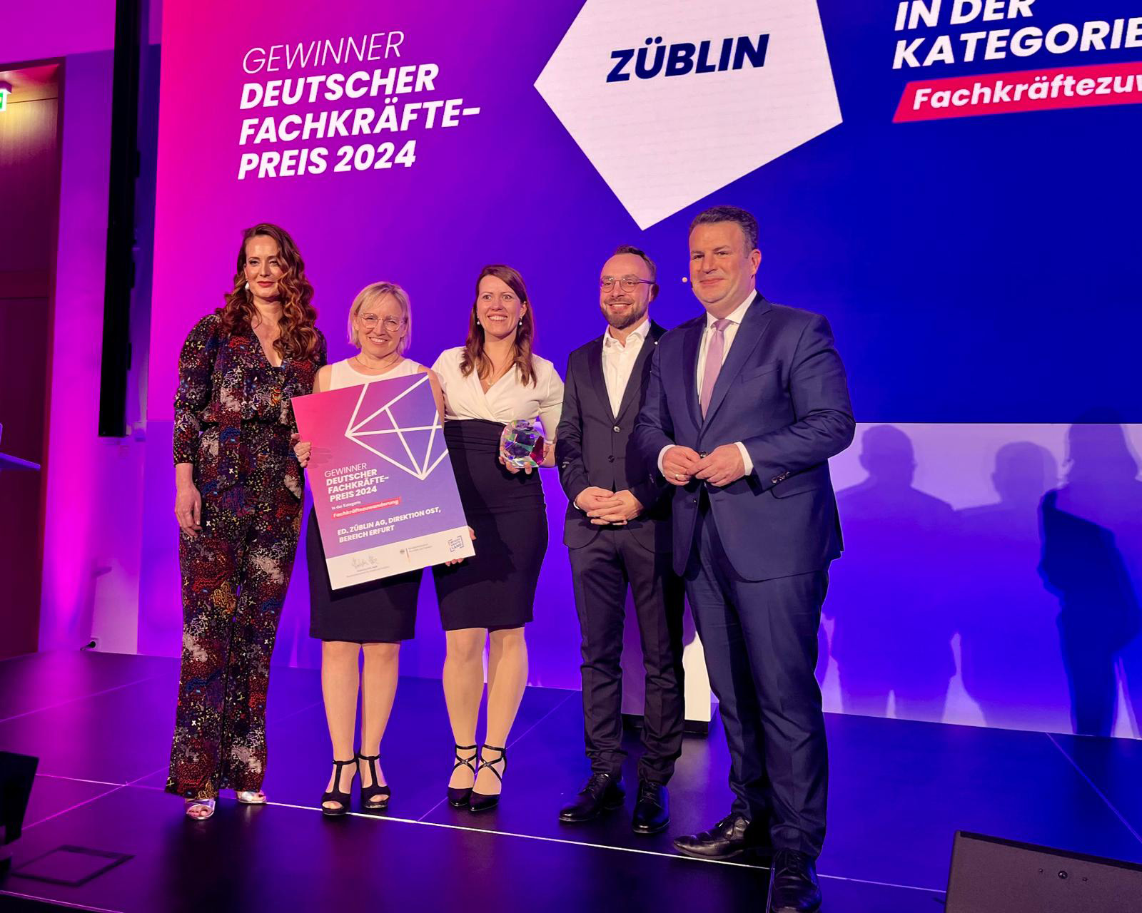 3 Frauen und 2 Männer auf der Bühne. Züblin erhält den Deutschen Fachkräftepreis